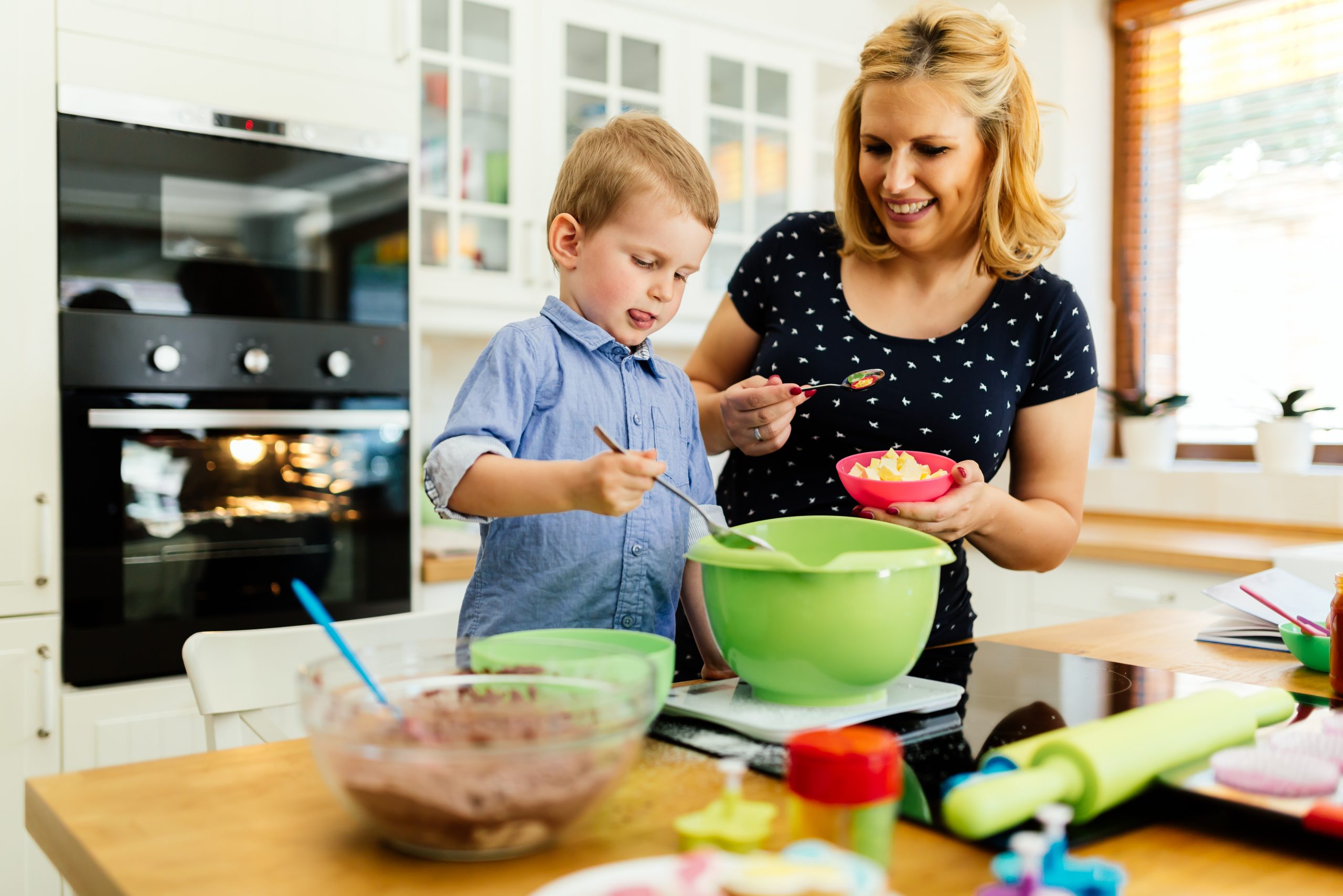 Helping mom. Мама и ребенок готовят печенье. Мама испекла печенье. Ведущая готовила для детей. Фото мамы с ребенком пекут кексы вместе.